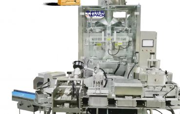 Automatic triangle model bag vacuum packaging machine para sa coffee powder